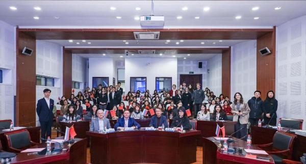         „Gemeinsam sehen, gemeinsam voranschreiten, gemeinsam in die Zukunft“ ... 
